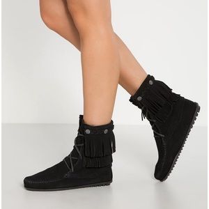 BRAND NEW Minnetonka double fringe tramper boots